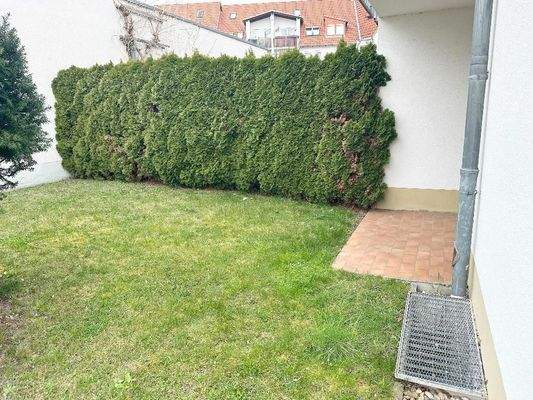 Blick auf Terasse und nutzbare Begrünung