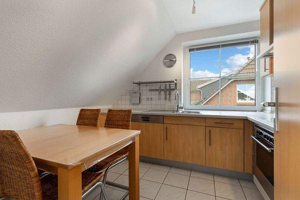 Einbauküche mit Esstisch