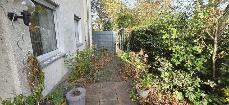 Zugang Terrasse mit kleinem Garten