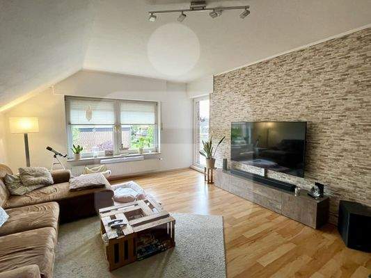 Wohnzimmer mit Zugang zum Balkon