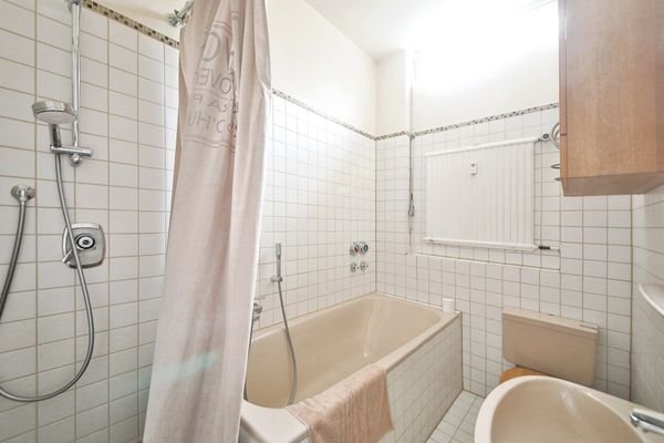 Badezimmer mit Wanne und Dusche