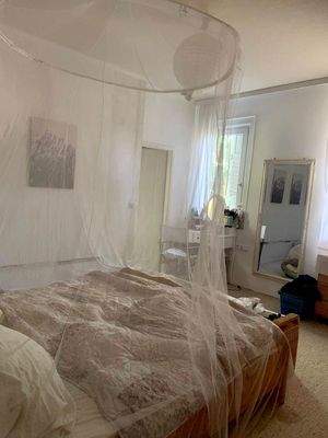 freundliches Schlafzimmer EG