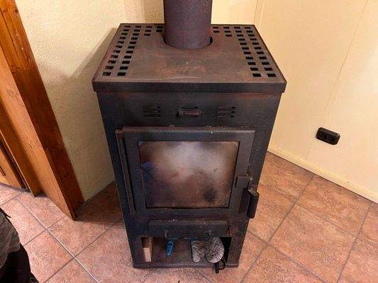 einer von zwei Kaminöfen