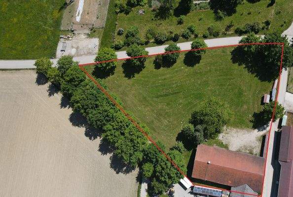 Baugrundstück mit Baukörper