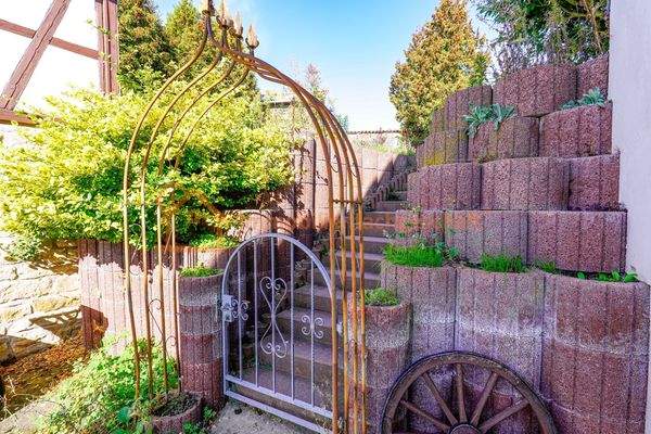 Gartentor mit Pflanzen