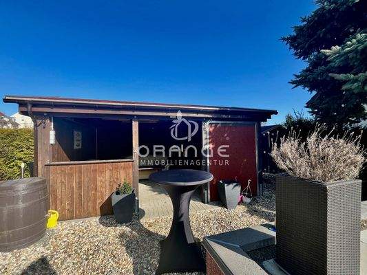 Gartenhaus mit Sitzgelegenheit