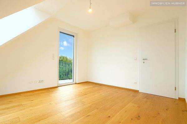 Schlafzimmer - Blick zur Tür und Terrasse