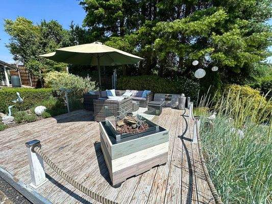 die sonnige Wellnessterrasse und …