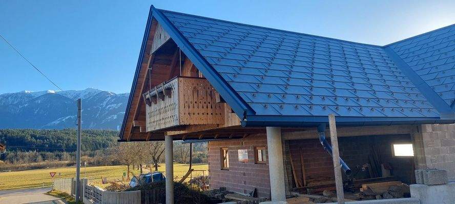 Quergiebel mit Balkon und hochwertigem Dach