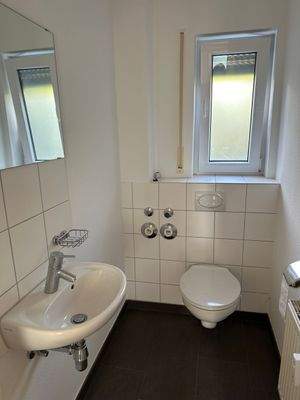 Kleines Badezimmer mit Fenster