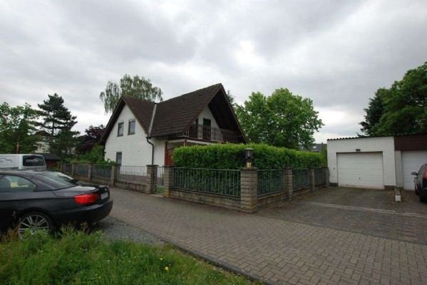 Privatweg mit Garage