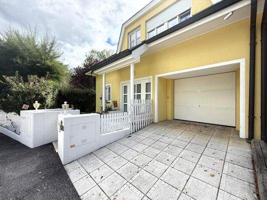 Straßenansicht / Garageneinfahrt