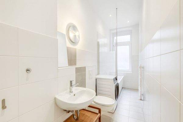 Tagesbelichtetes Wannenbadezimmer 