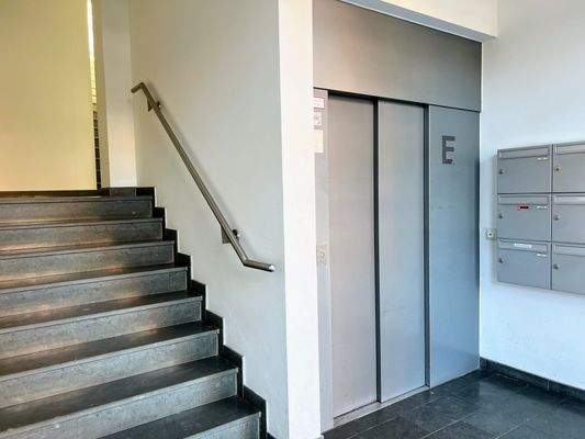 Eingangsbereich Gebäude mit Lift