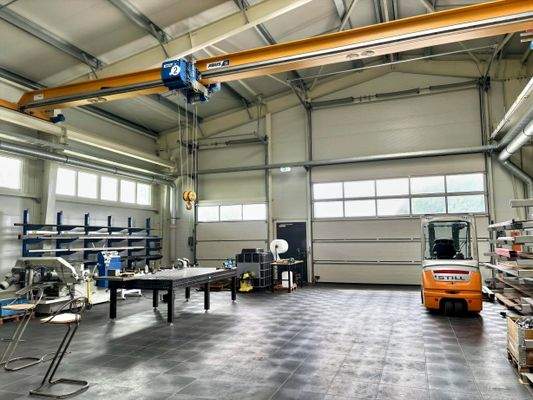 hinterer Produktionsbereich mit Sektionaltor