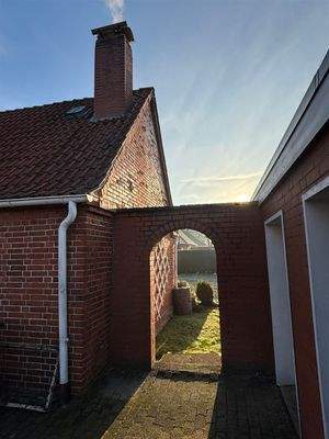 Durchgang zwischen Wohnhaus und Garage