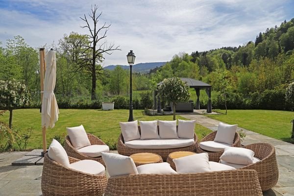 Terrasse und Blick Richtung der Wiese mit Teichen