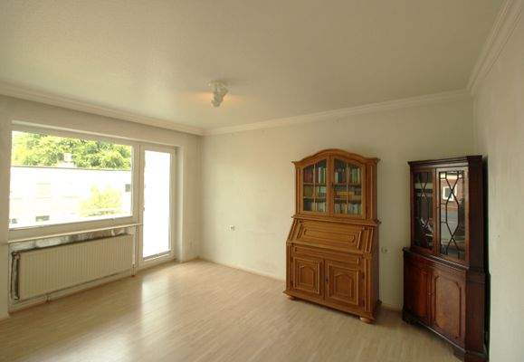 Wohnzimmer mit Zugang zum Balkon.JPG