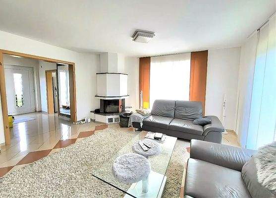 Wohnzimmer mit schönen Kamin 