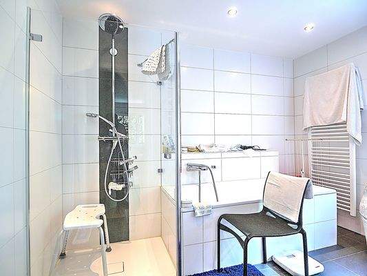 Badezimmer mit Wanne und Dusche