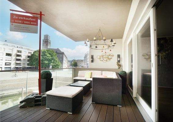 Terrassenanrtiger Balkon im Sommer