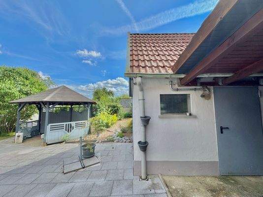 Nebengebäude und Gartenpavillon