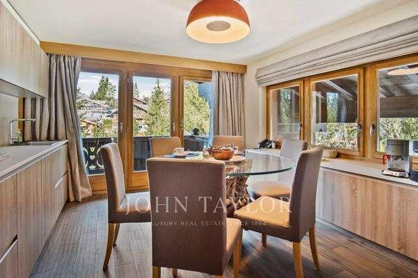 Dining room Wooden floor