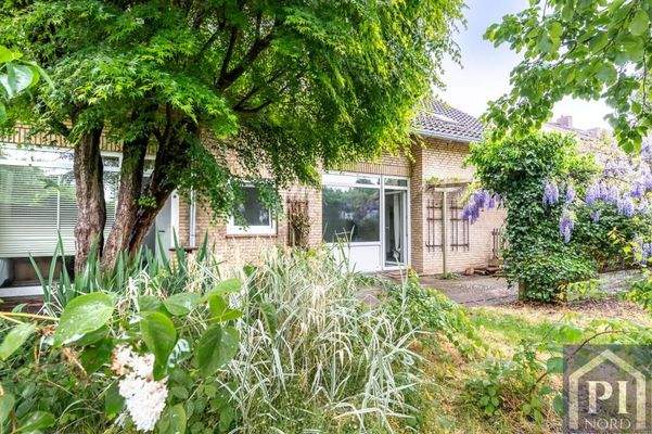 Platz für die ganze Familie im sonnigen Garten