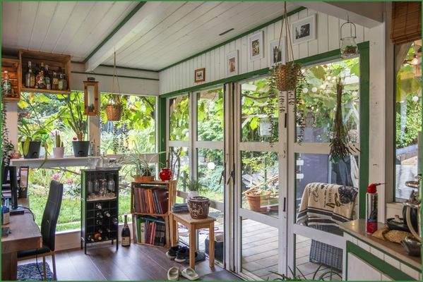 Wintergarten mit Ausgang zur Terrasse und gleichzeitig zum Garten