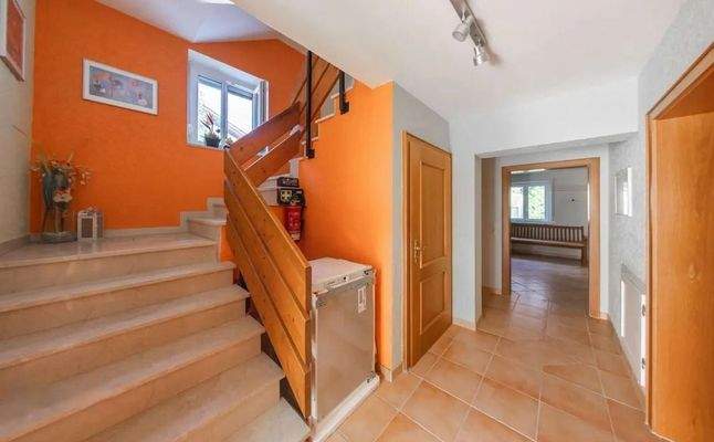 EG Flur und Treppenhaus