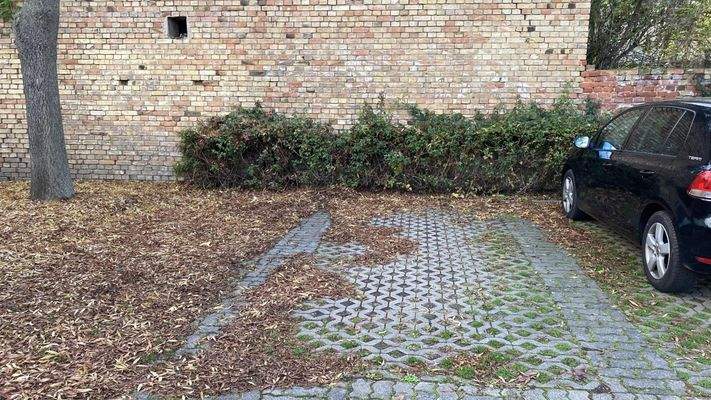 der Wohnung zugeordneter PKW-Stellplatz