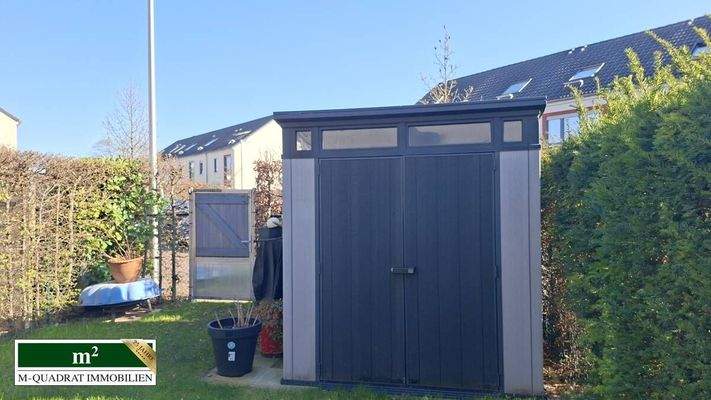 Gartenhaus und Tor zum zweiten Stellplatz