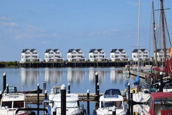 Häuserzeile vom Hafenbecken