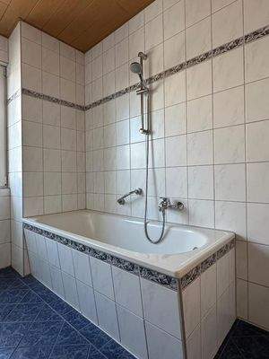 helles Bad mit Wanne