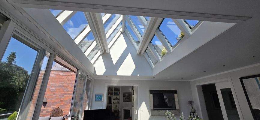 Grosßzügige Fenster im Wohnzimmer