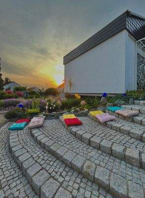 Treppe zur Terrasse am Abend