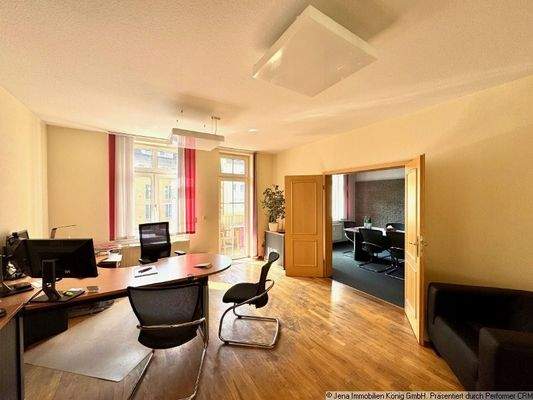 Büro mit Zugang auf den Balkon