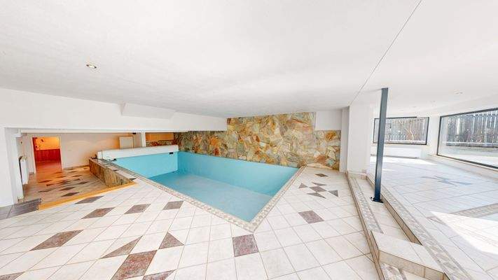 Swimming Pool mit Wellnessbereich