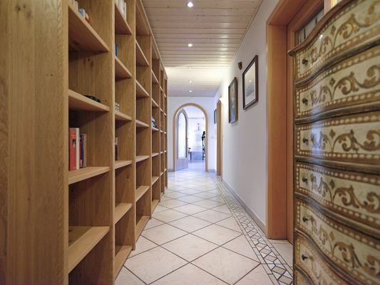 Flur / Bibliothek