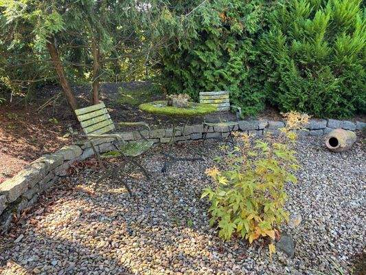 Sitzecke am Gartenteich