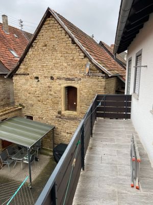 Ansicht Balkon auf Nebengebäude