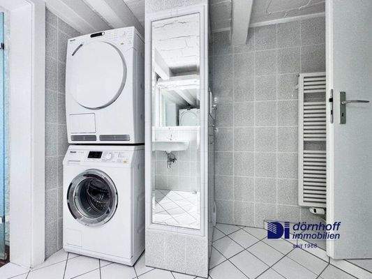 Badezimmer mit Dusche/Anschluss Waschmaschine
