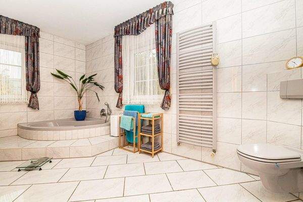 OG_Bad_mit_Wanne_und_Dusche