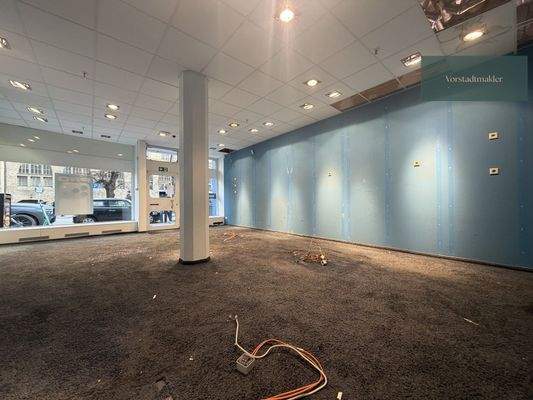 Helle Verkaufsfläche gegenüber der LMU