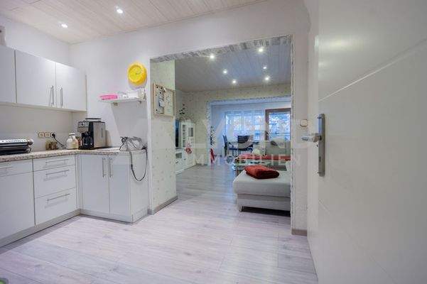 Offenes Wohn- und Esskonzept mit angrenzender Küche