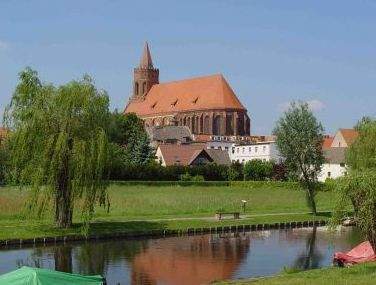 Blick auf die St. Marienkirche über die Spree