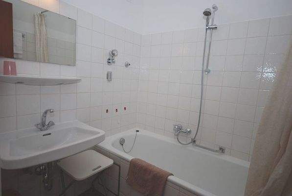 Badezimmer mit Wanne und Duschvorrichtung