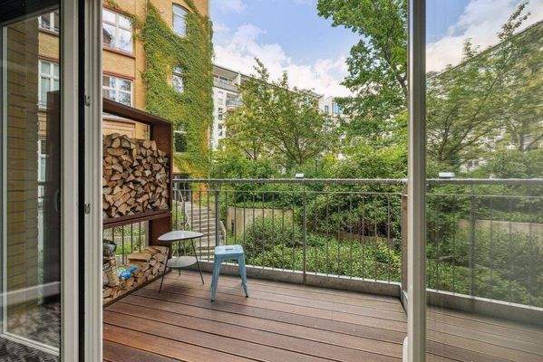 Blick vom Balkon in den grünen Hof