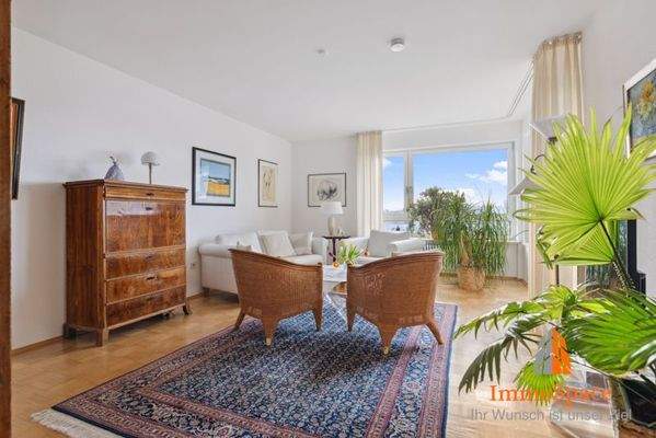 Direkter Zugang vom Wohnzimmer zur Loggia