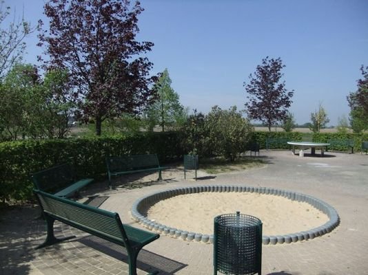 Spielplatz mit Sandkasten für die Kleinen